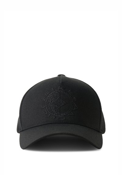 Casquette de baseball noire avec visière courbée et logo circulaire brodé représentant un visage stylisé et des formes géométriques sur le panneau avant.