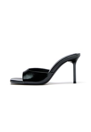 Musta nahkainen avoin varvassandaali, jossa on korkea piikkikorko ja leveä hihna etuosassa.