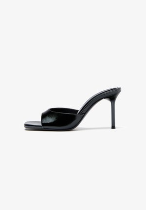 Čierny kožený mule s otvorenou špičkou, vysokým ihlovým podpätkom a jedným širokým remienkom ponad prednú časť.