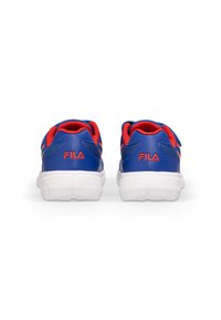 Sneakers blu e rossi con tomaia sintetica liscia, dettagli testurizzati e suola in gomma bianca con battistrada decorato. Logo Fila in vista.