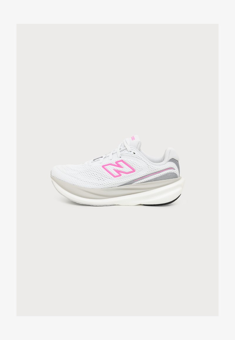 Chaussure de course blanche avec semelle épaisse, dessus en mesh, accents gris et logo rose vif contourné sur le côté, vue de profil.