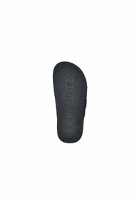 Sole in gomma nera con superficie texture, caratterizzata da scanalature per la trazione e logo in rilievo. Bordo liscio e forma sagomata per il comfort.