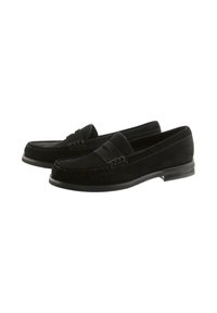 Czarne zamszowe buty typu penny loafer z niskimi, grubymi obcasami i przeszyciem na nosku, pokazane obok siebie na białym tle.