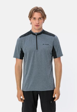 Kurzarm-Zip-Kragen-Shirt in meliertem Grau mit schwarzen Akzenten an den Schultern. Weicher, leichter Stoff mit einer lockeren Passform und dezentem Branding.