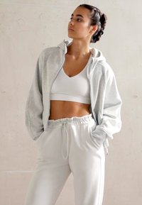 lululemon ENVITAL B/C CUP - Vidēja atbalsta sporta krūšturis - white