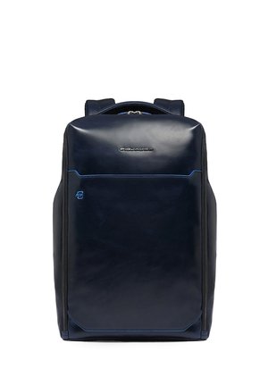 Mochila de cuero azul marino con acabado suave, que presenta costuras en contraste de color azul claro, una asa superior y correas de hombro ajustables.
