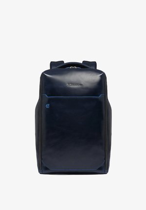 Zaino in pelle blu navy con finitura liscia, cuciture a contrasto in azzurro chiaro, manico superiore e spallacci regolabili.