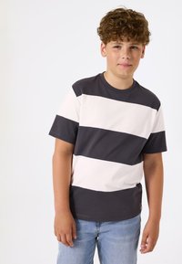 Camiseta a rayas con dos rayas horizontales gris oscuro y dos rayas horizontales gris claro, cuello redondo, mangas cortas, fabricada en suave algodón.