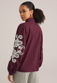 WE Fashion Užsagstoma palaidinė - burgundy red
