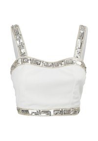 Top corto blanco con tirantes anchos, que presenta un ribete de lentejuelas metálicas y patrones geométricos a lo largo del escote y el dobladillo. Textura de tela suave.