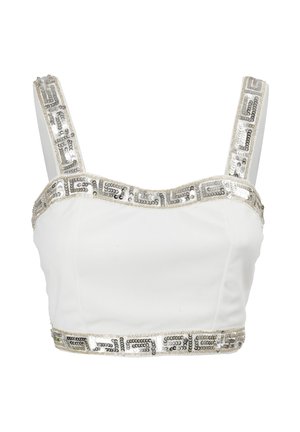 Wit crop top met dikke banden, voorzien van een metalen paillette-afwerking en geometrische patronen langs de halslijn en zoom. Glad stoftextuur.