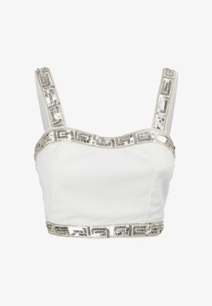 Wit crop top met dikke banden, voorzien van een metalen paillette-afwerking en geometrische patronen langs de halslijn en zoom. Glad stoftextuur.