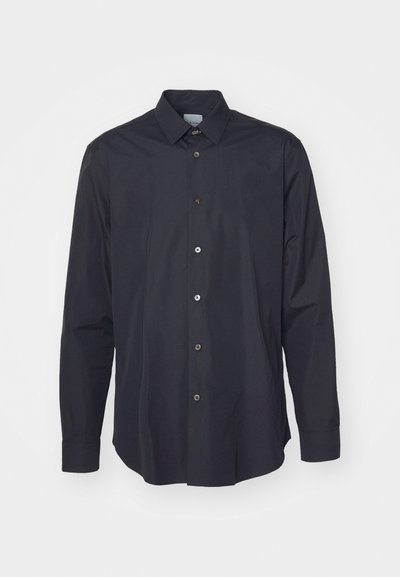 Camisa azul escura de manga longa, com botões, feita de um tecido suave, apresentando um colarinho clássico e cinco botões frontais, com cores de botão contrastantes.