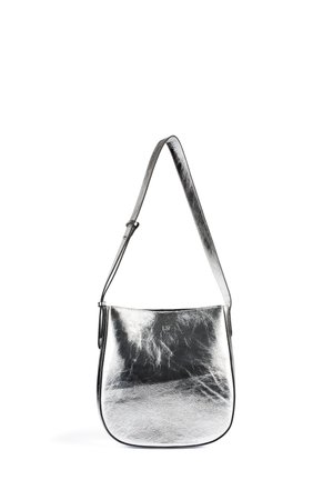 Metallisch silberne Leder-Schultertasche mit einer glatten Textur, geschwungenen Form, verstellbarem Tragegurt und subtiler Markenkennzeichnung auf der Vorderseite.