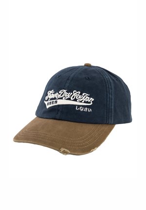Casquette de baseball bleu marine et marron avec le texte "Super Dry" brodé en blanc et des caractères japonais, dotée d'une visière légèrement usée.