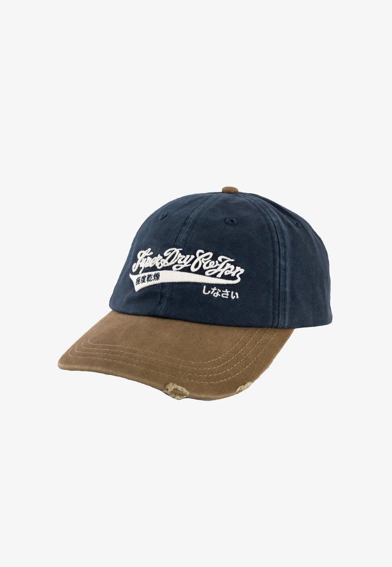 Marineblå og brun baseballkasket med hvidt broderet "Super Dry" tekst og japanske tegn, der har en let slidt skygge.