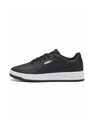 Zwarte leren sneakers met witte accenten, ronde neus, platte veters, gewatteerde kraag en rubberen zool. Merkenlogo op de zijkant en tong.