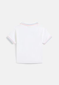 Polo branca de manga curta com gola e punhos das mangas canelados às riscas azuis e cor-de-rosa, apresentada de costas sobre um fundo branco.