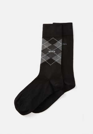 Svarte sokker med en argyle-mønster i gråtoner, med "BOSS"-logoen nær toppen. Glatt tekstur og klassisk design.