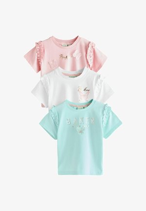 Kolm lühikeste varrukatega laste särki roosas, valges ja helesinises värvitoonis, millel on volangidega varrukad ning liblika ja "Bakeri" tekstimustrid.