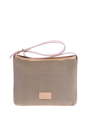 Bolso de hombro rectangular con rayas beige y negras, con ribete de cuero marrón claro y correa ajustable, que presenta una pequeña etiqueta de cuero con la marca en la parte delantera.