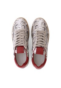 Sneakers met een slangenleren patroon in grijs en beige, met rode accenten, een gestructureerde upper en platte veters over de tong.