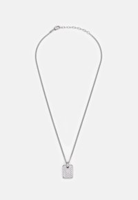 Collar de cadena de plata que presenta un colgante rectangular texturizado. La cadena es elegante, con un patrón sutil y un cierre en la parte posterior.