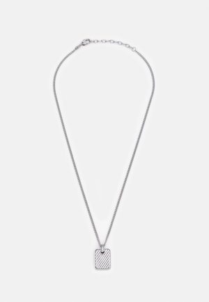 Collar de cadena de plata que presenta un colgante rectangular texturizado. La cadena es elegante, con un patrón sutil y un cierre en la parte posterior.