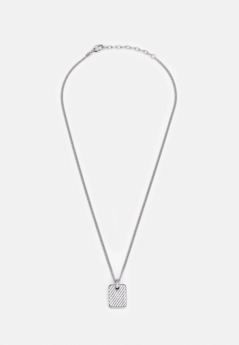 Collar de cadena de plata que presenta un colgante rectangular texturizado. La cadena es elegante, con un patrón sutil y un cierre en la parte posterior.