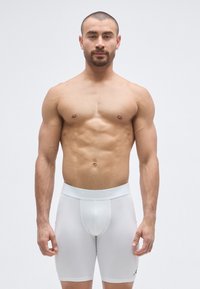 Άσπρα ανδρικά μποξεράκια με απαλή υφή, ελαστική μέση με το λογότυπο "JORDAN", εφαρμοστή σχεδίαση που αναδεικνύει το σχήμα του σώματος.