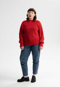 MELA RIYA - Strickpullover - granatapfel