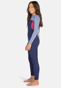 Wetsuit in marineblauw en lichtblauw neopreen, met roze accenten, lange mouwen en een slim fit ontwerp met gestructureerde kniepatches.