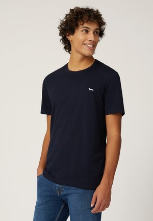 Marineblauwe T-shirt met korte mouwen, gemaakt van zachte katoen. Heeft een ronde halslijn en een klein wit dachshundlogo geborduurd op de linkerkant van de borst.