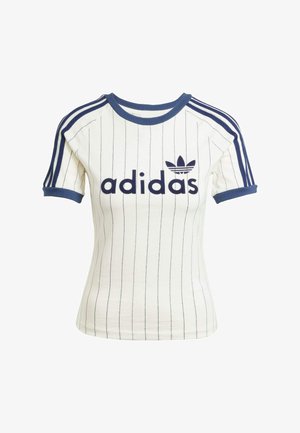 T-shirt Adidas à rayures blanches avec des accents bleu marine, dotée d'un col rond, de manches raglan courtes et d'un bold "adidas" logo à l'avant.