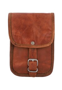 Braunlederbeutel mit einem Klappenverschluss, ausgestattet mit einer metallischen Schnalle und sichtbaren Nähten. Glatte Textur mit natürlicher Oberflächenbehandlung.