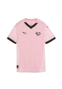 Svetloružový krátky rukáv dres s čiernym výstrihom do V, ktorý obsahuje textúrovaný vzor, logo Puma na hrudi a čierne akcenty na rukávoch.