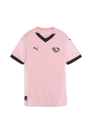 Világos rózsaszín, rövid ujjú póló, fekete V-nyakkal, textúrált mintázattal, Puma logóval a mellkason és fekete ujjakkal.