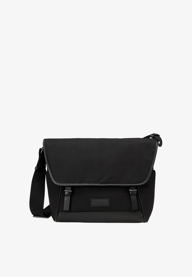 Schwarze Umhängetasche mit Klappenverschluss, aus einem Stoff mit glatter Textur und Lederakzenten. Verfügt über einen verstellbaren Tragegurt und frontale Schnallen.