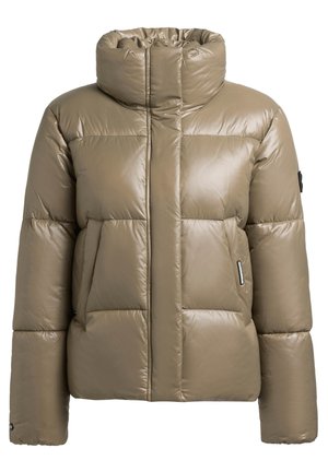 Chaqueta acolchada color topo con cuello alto acolchado, mangas largas, cremallera frontal cubierta por solapa y dos bolsillos laterales.