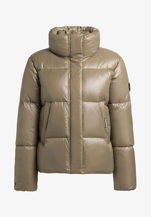 Chaqueta acolchada color topo con cuello alto acolchado, mangas largas, cremallera frontal cubierta por solapa y dos bolsillos laterales.