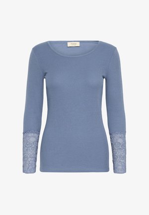 Langsleeve top in lichtblauwe ribstof met kantaccenten op de manchetten. Heeft een ronde halslijn en een fitted silhouet.