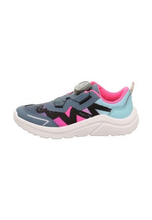 Sportlicher Kinderschuh mit einem blau-pinken Mesh-Obermaterial und schwarzen Zickzackmustern, sicherem Schnürsystem und einer weißen Gummisohle.