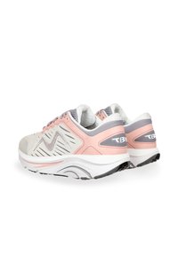 Zapatillas de running ligeras con una parte superior de malla gris, acentos en rosa, una suela acolchada y detalles texturizados en los paneles laterales.