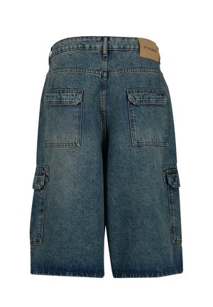 Pantaloni cargo in denim di colore azzurro chiaro, con texture usurata, dotati di due tasche posteriori e tasche laterali cargo. Etichetta sul cinturino sul retro.