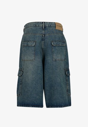 Lichtblauwe denim cargo shorts met een versleten textuur, voorzien van twee achterzakken en zij cargozakken. Label op de tailleband aan de achterkant.