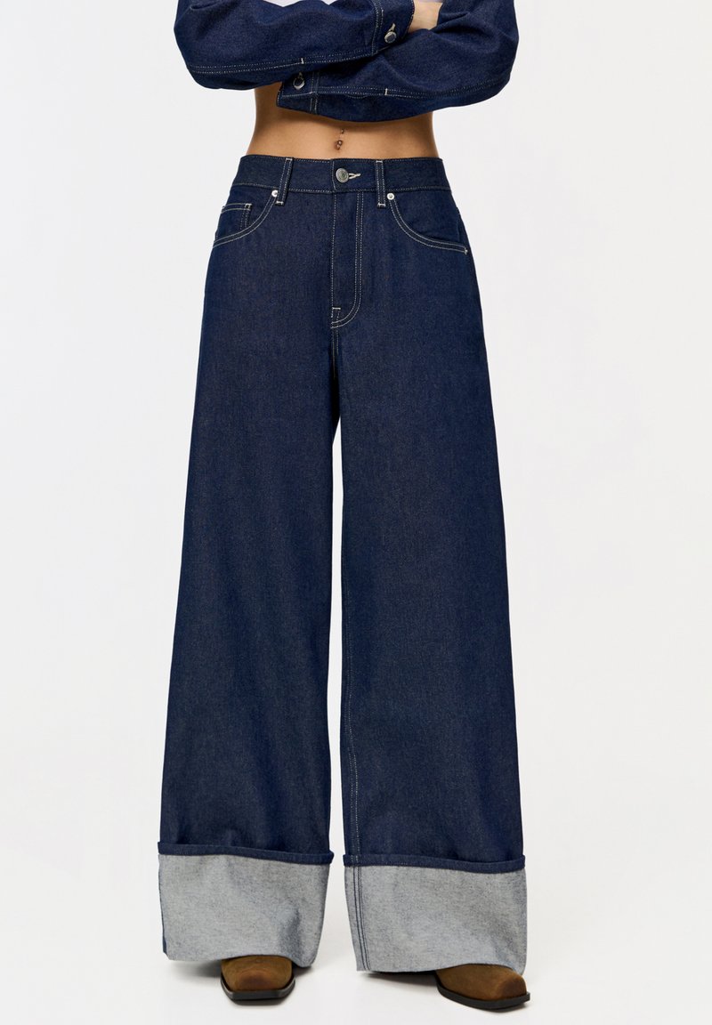 PULL&BEAR - SUPER WIDE-LEG WITH TURN-UP HEMS - Jean boyfriend - dark blue, Agrandir
