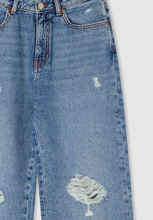Jeans in denim blu chiaro con dettagli strappati, caratterizzati da toppe sfrangiate e un leggero sbiadimento. Design a vita alta con stile classico a cinque tasche.