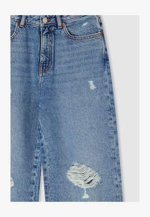 Jeans in denim blu chiaro con dettagli strappati, caratterizzati da toppe sfrangiate e un leggero sbiadimento. Design a vita alta con stile classico a cinque tasche.