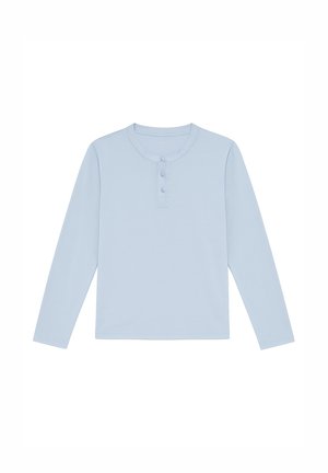 Camisa de manga larga azul claro hecha de una tela suave, con un escote redondo y tres botones en la tapeta para el cierre.