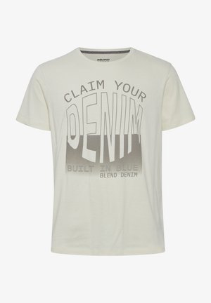 Kreem T-särk, mis on valmistatud puuvillast, on halli graafikaprindiga, kus on tekst "NÕUA OMA TEKSI" ja all "EHITATUD SINISEKS".